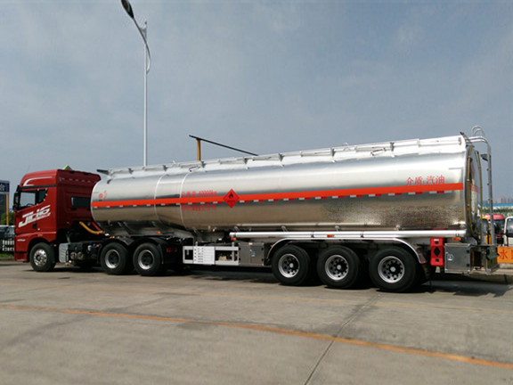 解放JH6國(guó)五鋁合金半掛油罐車(chē)