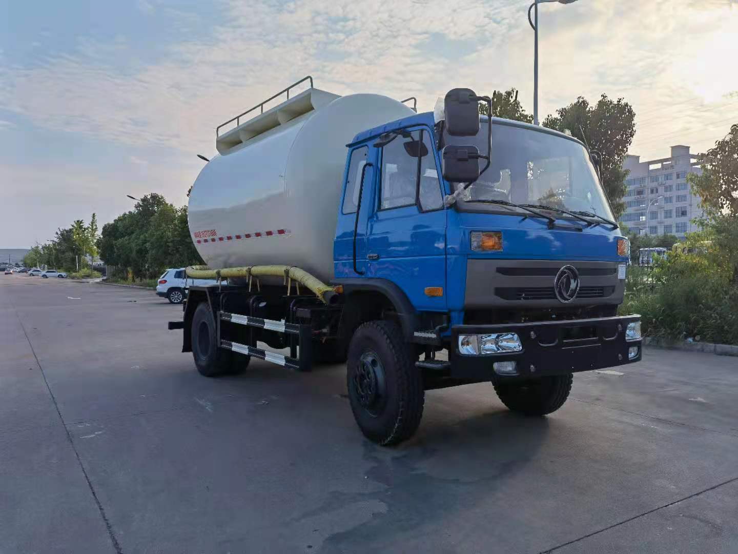 私人定制 10-16方小型散裝水泥車(chē)