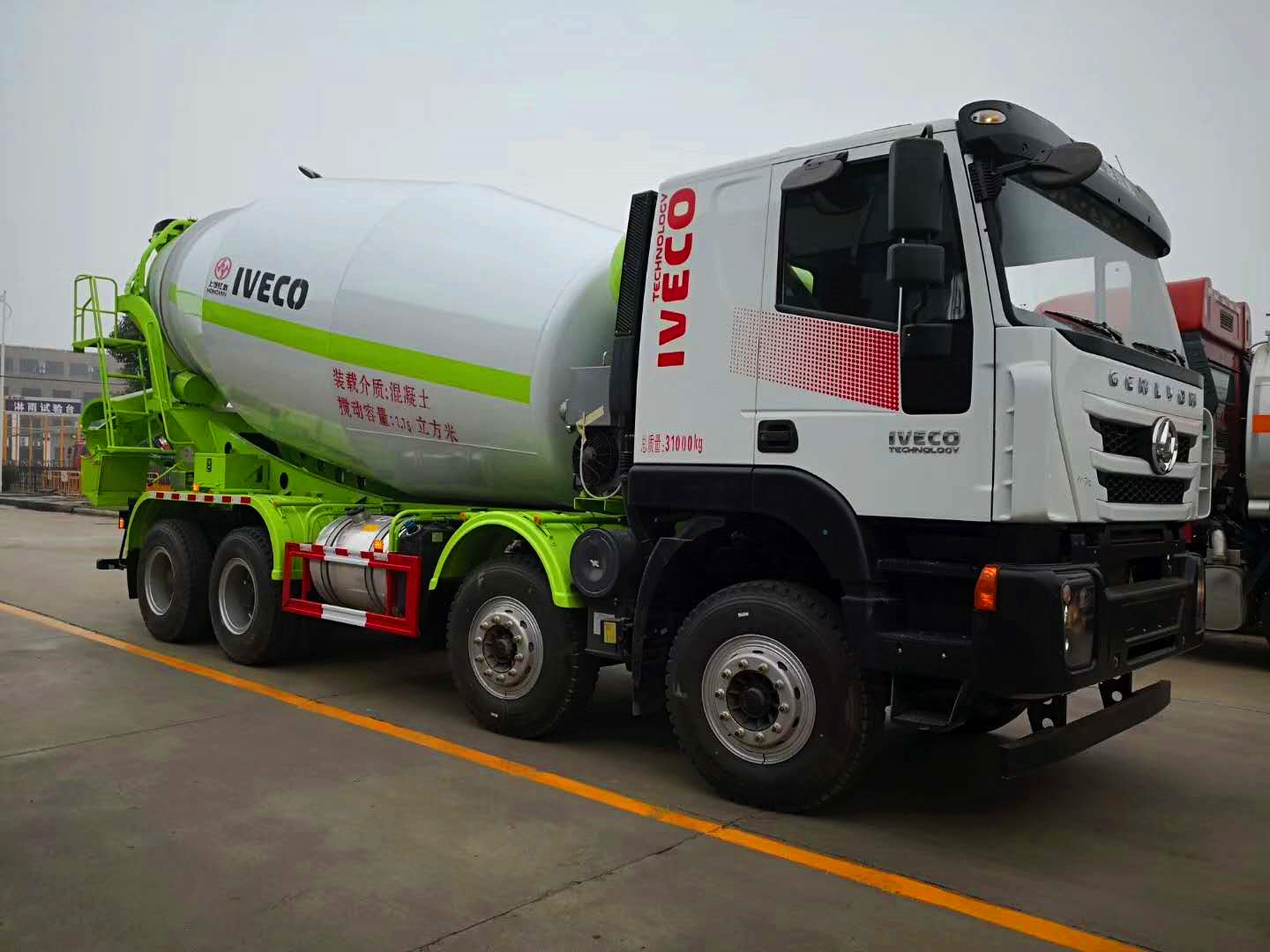 10-12方 紅巖 輕量化前四后八 攪拌車(chē)