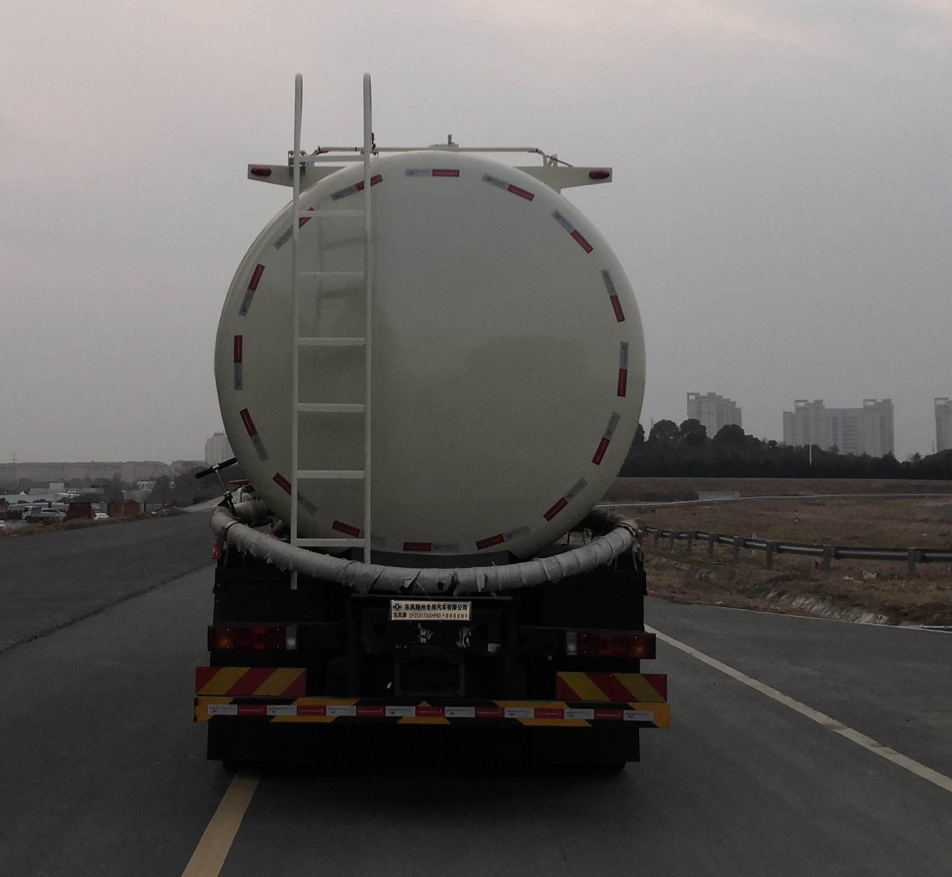 東風(fēng)D7V干混砂漿運(yùn)輸車(chē)